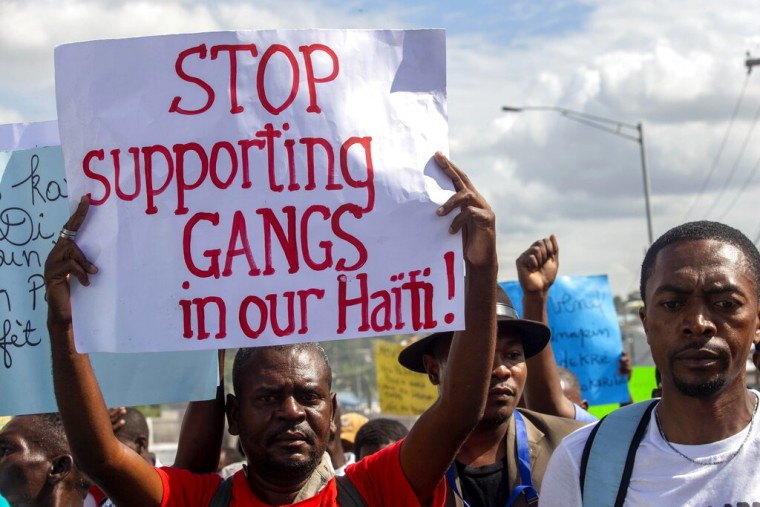 Un manifestante reclama al Gobierno del difunto presidente Jovenel Moïse que deje de apoyar a las bandas criminales del país, en una imagen tomada del 10 de diciembre de 2020.