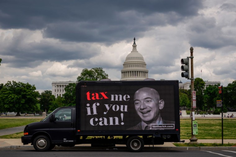 Una valla publicitaria móvil que pide mayores impuestos para los multimillonarios en la que aparece  el empresario Jeff Bezos, cerca del Capitolio, el 17 de mayo de 2021.