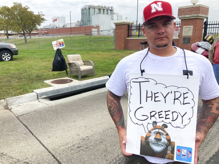 Michael Shlee, trabajador de la planta de cereales de Kellogg's, hace huelga frente a la entrada principal de la fábrica el miércoles 6 de octubre de 2021, en Omaha, Nebraska. En su letrero se lee: "son avariciosos"