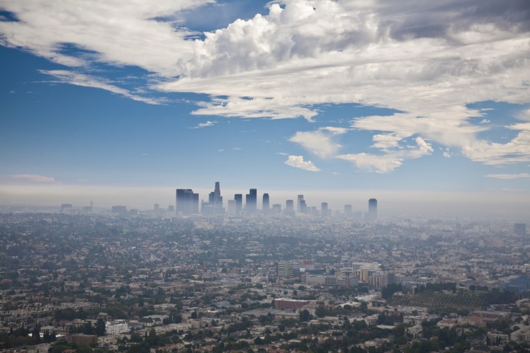 La ciudad de Los Ángeles, California, cubierta de smog.