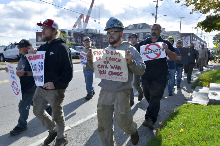 Trabajadores protestan los mandatos de vacunación en Maine