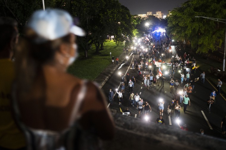 En señal de protesta las personas marcharon con las luces de sus celulares encendidas en la oscuridad.