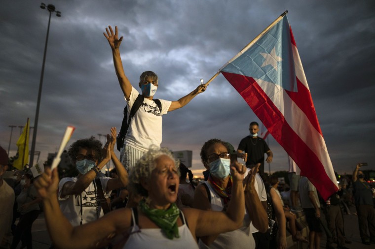 Miles de personas marchan a lo largo de la Autopista de las Américas para protestar contra la empresa LUMA Energy en San Juan, Puerto Rico