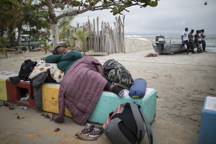 Un migrante duerme cerca de la playa en Necoclí, Colombia, al amanecer del jueves 29 de julio de 2021.