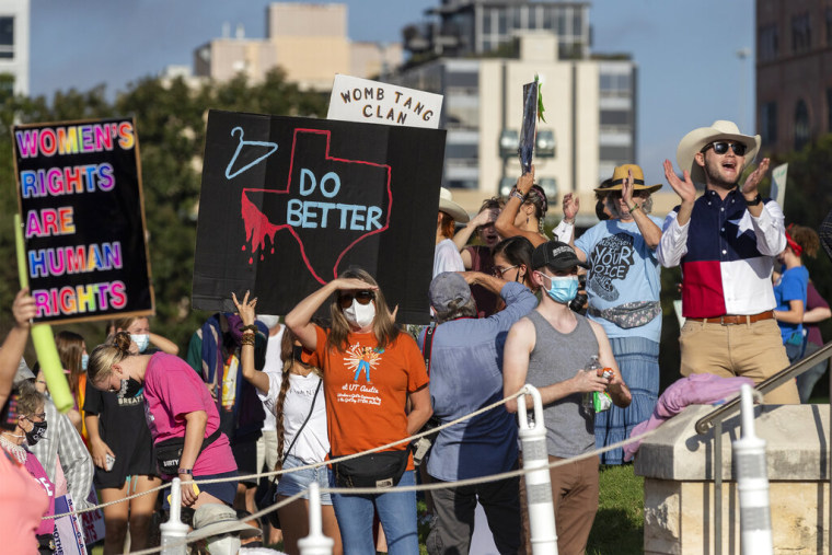 Un grupo de personas 
se manifiestan contra la ley del aborto en Texas, el 2 de octubre de 2021 en Austin.