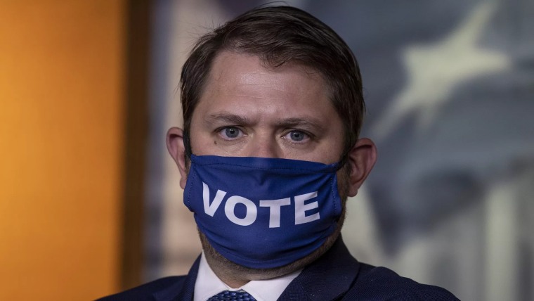 El representante demócrata por Arizona Rubén Gallego, portando una mascarilla azul que dice "Vote".