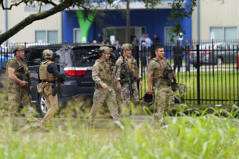 Miembros del equipo SWAT de la policía de Houston afuera de la escuela secundaria YES Prep Southwest, tras un tiroteo el viernes