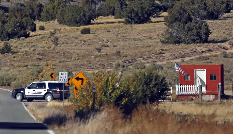 Las autoridades del condado de Santa Fe responden a la escena de un tiroteo fatal accidental en un set de filmación en Bonanza Creek Ranch, cerca de Santa Fe, Nuevo México, el jueves 21 de octubre de 2021.