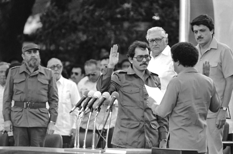 El acto de juramentación de Daniel Ortega como presidente, el 10 de enero de 1985 en Managua, Nicaragua. A la izquierda se encontraba el mandatario cubano Fidel Castro y, a la derecha, Sergio Ramírez, quien era el vicepresidente.