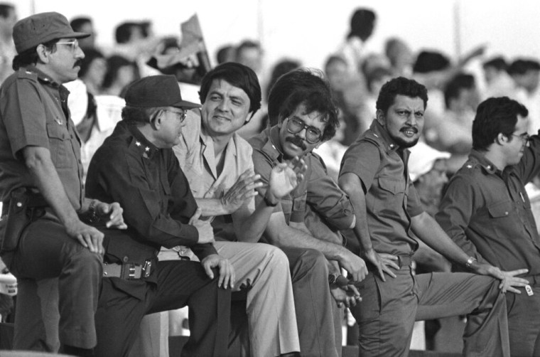 De izquierda a derecha: Humberto Ortega, ministro de Defensa, Tomas Borge, ministro del Interior, Sergio Ramírez, candidato a la vicepresidencia, Daniel Ortega, candidato a la presidencia, y el coordinador político Bayardo Arce, en un evento electoral celebrado el 2 de noviembre de 1984 en Managua, Nicaragua.
