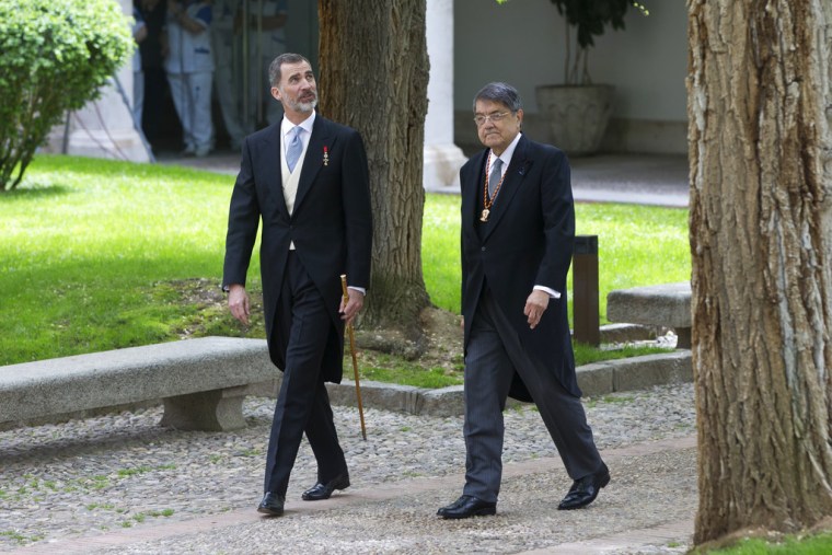 Felipe VI, rey de España, y el escritor Sergio Ramírez caminaban después de la ceremonia de entrega del Premio Cervantes en Alcalá de Henares, el 23 de abril de 2018.