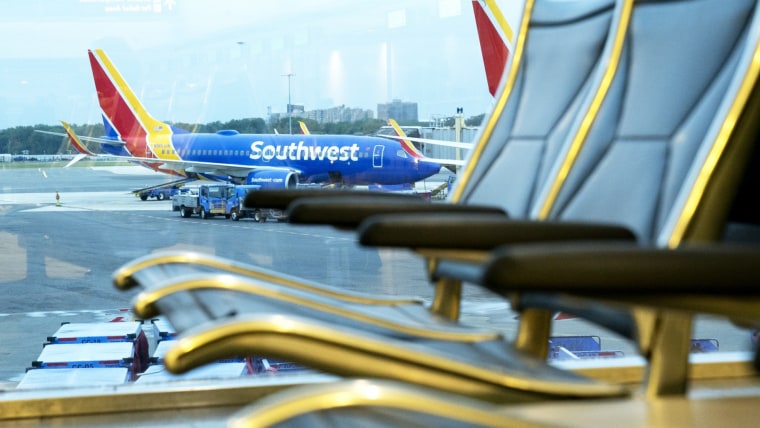 Un avión de Southwest permanece en la puerta de embarque del Aeropuerto Nacional Ronald Reagan en Arlington, Virginia, el 25 de mayo de 2021.