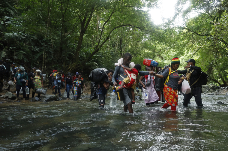Migrantes haitianos en su camino hacia Panamá por el Tapón del Darién en Acandi, Colombia, el 28 de septiembre de 2021.
