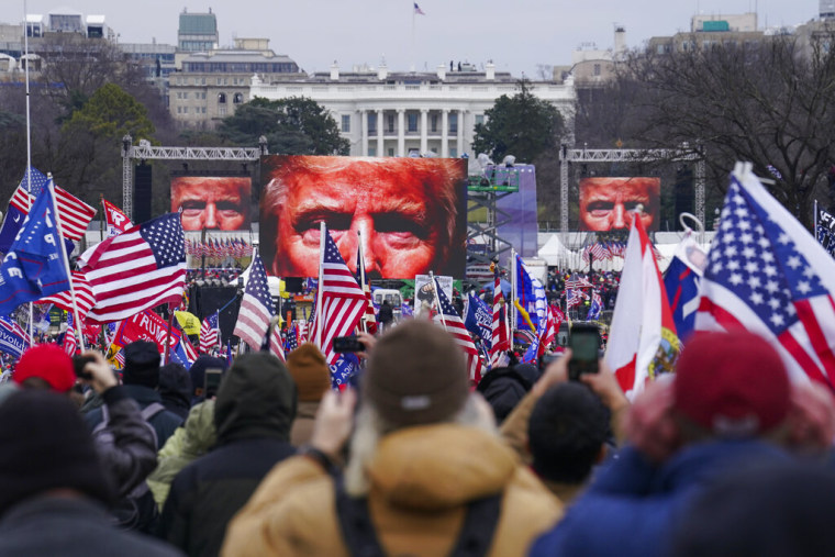 Partidarios de Trump participan en un miting en Washington D.C. el día del asalto al Capitolio