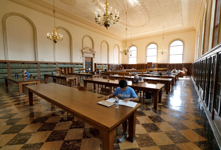 Estudiantes trabajan en la Biblioteca Wilson en el campus de la Universidad de Carolina del Norte en Chapel Hill. Foto de archivo. 20 de septiembre de 2018.