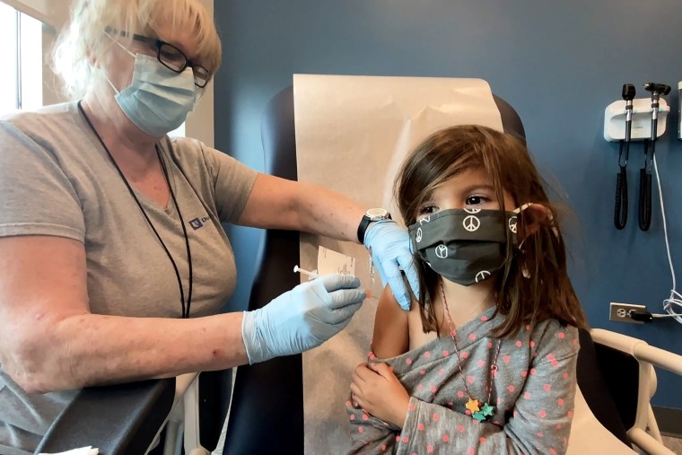 Bridgette Melo, de 5 años, recibe una pinchazo de una de las dos dosis reducidas de la vacuna contra el COVID-19 de Pfizer-BioNtech durante un ensayo en la Universidad de Duke en Durham, Carolina del Norte, el 28 de septiembre de 2021.