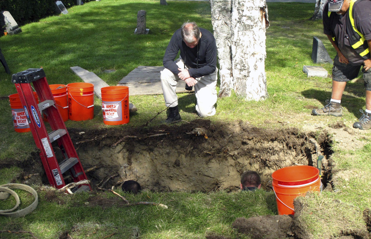 Trabajadores y médicos forenses exhuman el cuerpo de la desconocida #3 de un cementerio en Anchorage, Alaska, en septiembre de 2014.
