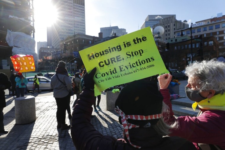 Defensores de los derechos de los inquilinos se manifiestan frente al Tribunal Edward W. Brooke en Boston. Foto de archivo, 13 de enero de 2021.