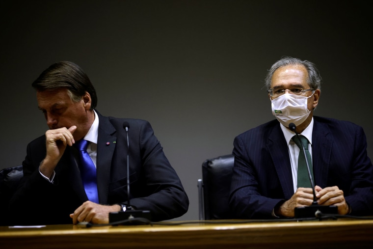El presidente de Brasil, Jair Bolsonaro, y el ministro de Economía, Paulo Guedes, asisten a una conferencia de prensa en la sede del Ministerio de Economía en Brasilia, Brasil, el 22 de octubre de 2021.
