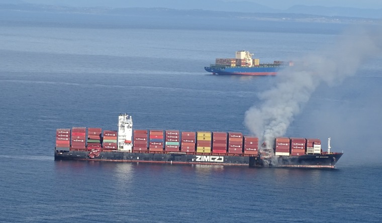 El barco Zim Kingston durante el incendio de sus contenedores, el 23 de octubre de 2021.