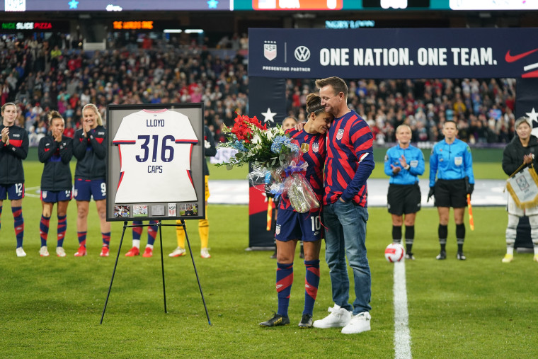 CARLI LLOYD TIES THE KNOT! • SoccerToday