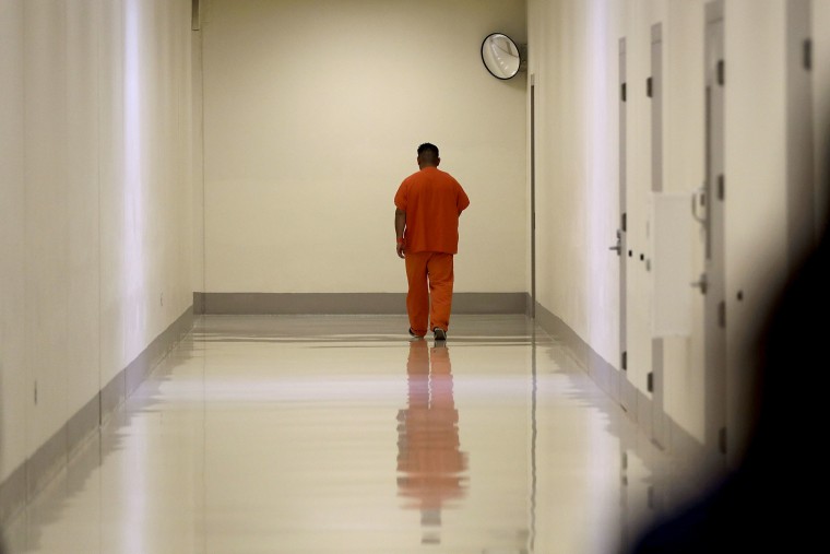 Un detenido camina en un pasillo durante un recorrido de los medios de comunicación en el centro de detención del Servicio de Inmigración y Control de Aduanas de Estados Unidos (ICE) el martes 10 de septiembre de 2019, en Tacoma, Washington.