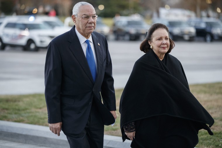 El ex secretario de Estado Colin Powell y su esposa Alma llegan al Capitolio de los Estados Unidos en diciembre de 2018 para asistir a la ceremonia por la muerte del expresidente George H. W. Bush.
