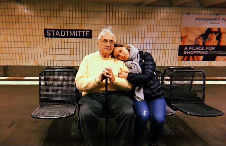 Daniel Ostropolsky, junto a una de sus hijas, durante unas vacaciones familiares en Alemania.