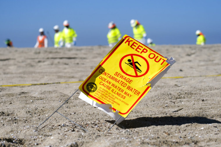 Una señal de advertencia por la contaminación en Huntington Beach, California, el 5 de octubre de 2021.