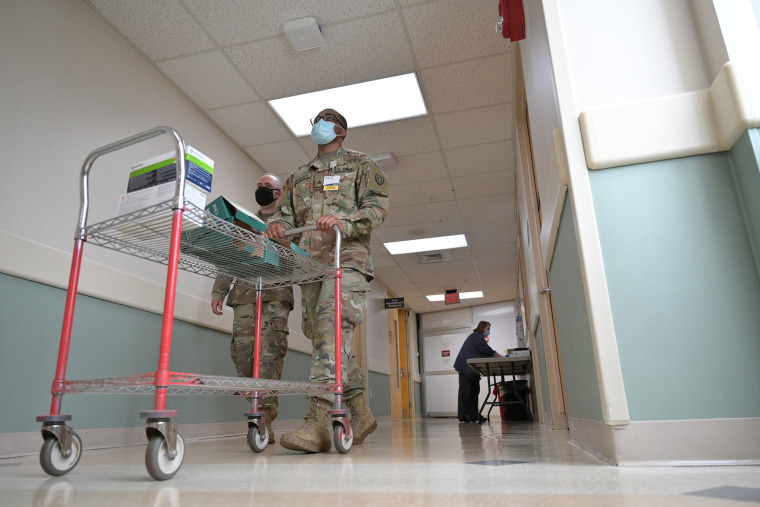 La Guardia Nacional desplegó más de 400 solados en septiembre para asistir a 25 hospitales de Kentucky, como el Centro Médico Regional St. Claire, ante la escasez de personal en medio de un pico de contagios.