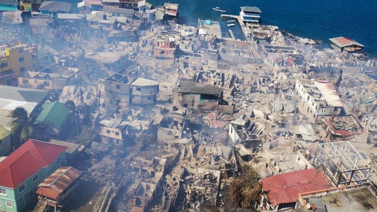 Una vista aérea de Guanaja, parte de las turísticas Islas de la Bahía de Honduras, muestra humo y casas destruidas por un incendio registrado el 2 de octubre.