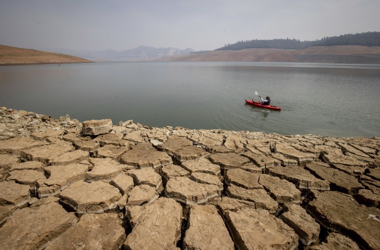 Una persona pesca en el lago Oroville mientras los niveles de agua permanecen bajos debido a la continua sequía en Oroville, California.