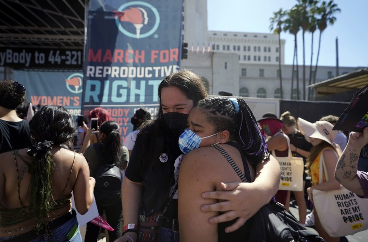 Manifestantes se reúnen para exigir el acceso continuo al aborto durante la Marcha por la Justicia Reproductiva, el sábado 2 de octubre de 2021, en el centro de Los Ángeles.