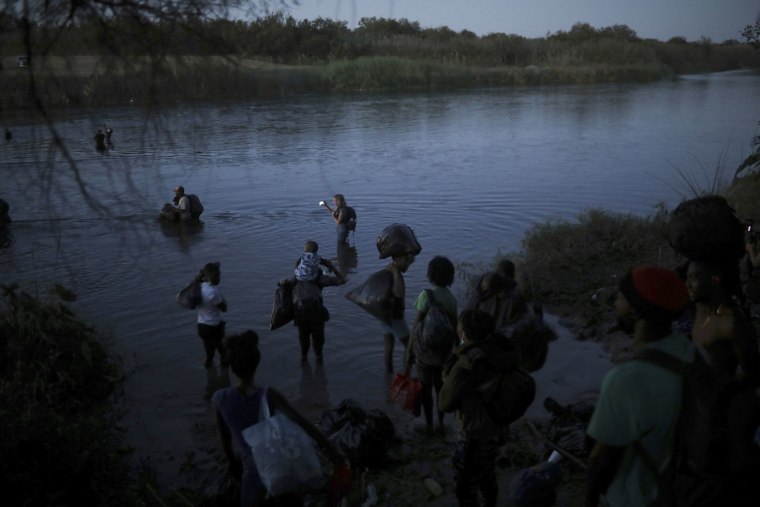 Miles de inmigrantes intentaron cruzar el Rio Grande, en Texas, a la altura del puente Del Rio en septiembre, lo que generó una crisis humanitaria en la región.