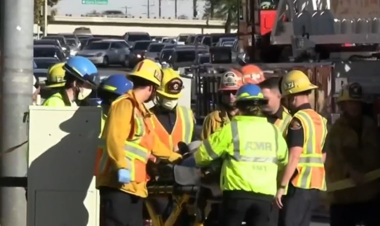 El personal de emergencias trasladó a la mujer herida en el incidente en Palmdale, California, el 23 de octubre de 2021.