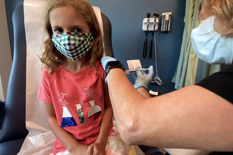 Lydia Melo, de 7 años, recibe una de las dos dosis reducidas de la vacuna contra el COVID-19 de Pfizer BioNtech durante un ensayo en la Universidad de Duke en Durham, Carolina del Norte, el 28 de septiembre de 2021.