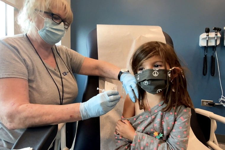 Bridgette Melo, de 5 años, recibe una de las dos dosis reducidas de la vacuna Covid-19 de Pfizer-BioNTech durante un ensayo en la Universidad de Duke en Durham, Carolina del Norte, el 28 de septiembre de 2021.