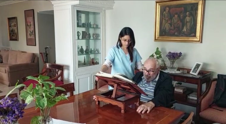 Daniel Ostropolsky, durante una sesión de lectura, en su casa de Mendoza, Argentina.