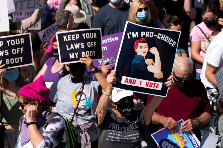 Manifestantes sostienen carteles durante la protesta en Washington D.C. contra las restricciones al aborto, este sábado 2 de octubre del 2021.