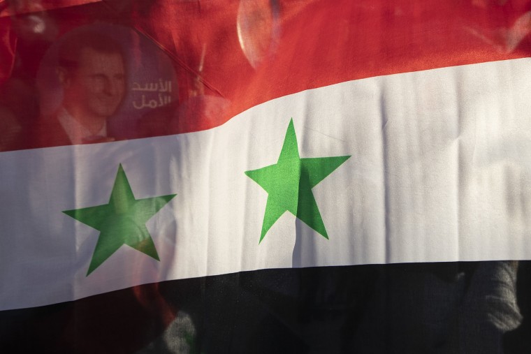 En esta foto de archivo del 23 de mayo de 2021, la bandera nacional de Siria se muestra en una reunión en la Plaza Omayyid en la capital siria Damasco, Siria.