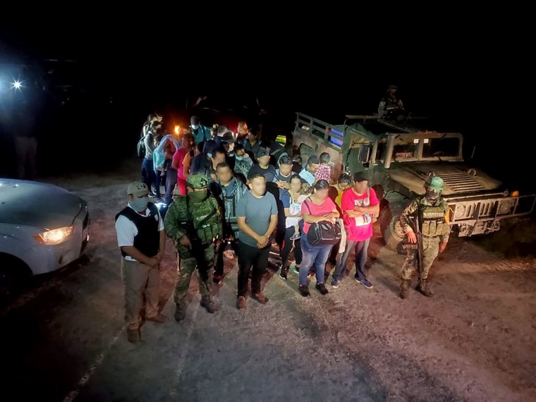 Cientos de personas, entre ellos familias con niños, eran trasladadas en una caravana de autos compactos interceptada por las autoridades mexicanas el sábado 23 de octubre en Tamaulipas, cerca de la frontera con EE.UU.