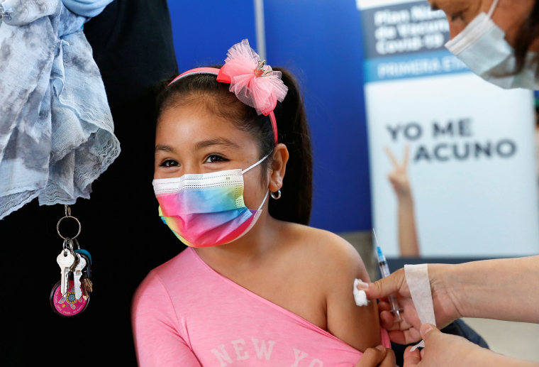 En algunos países de América latina, los niños comenzaron a ser vacunados contra el COVID-19 antes que en EE.UU. En esta imagen una niña recibe una dosis de Sinovac en una escuela pública de Concon, Chile el September 27, 2021.