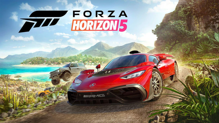 Un auto rojo de carreras marca Mercedes-Benz acelerando por un camino aledaño a una playa en el videojuego Forza Horizon 5, ambientado en México