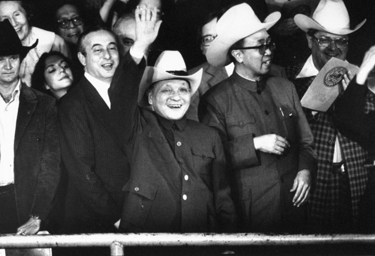 El entonces líder chino Deng Xiaoping lleva un sombrero de vaquero que le regalaron sus anfitriones mientras asistía a un rodeo durante su visita de Estado a Estados Unidos en 1979.