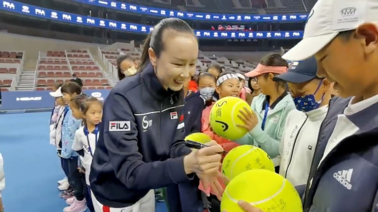 Image: Chinese tennis player Peng Shuai signs large-sized tennis balls at the opening ceremony of Fila Kids Junior Tennis Challenger Final in Beijing