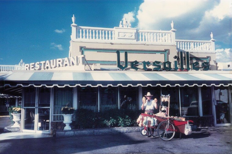El restaurante cubano Versailles ha sido un fijo en el barrio de La Pequeña Habana de Miami durante los últimos 50 años.