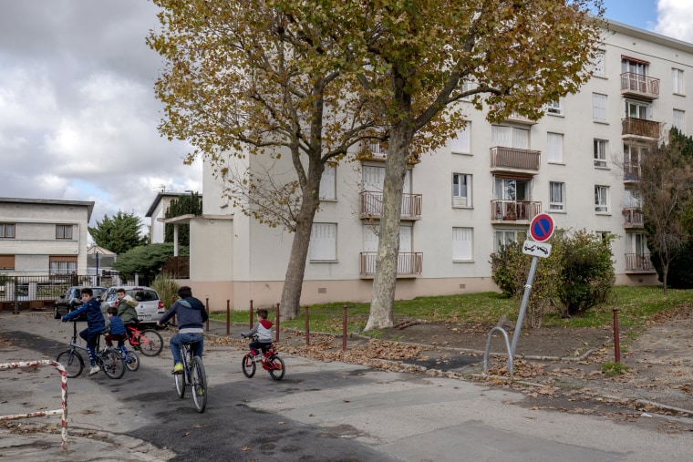 Éric Zemmour grew up in the culturally and ethnically diverse Parisian suburb of Drancy. 