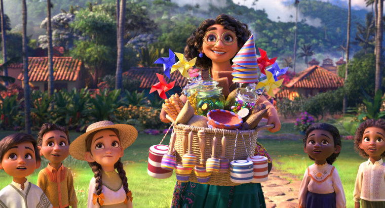 En esta imagen difundida por Disney, Mirabel, cuya voz es interpretada por Stephanie Beatriz, sonríe en una escena de la cinta de animación "Encanto".