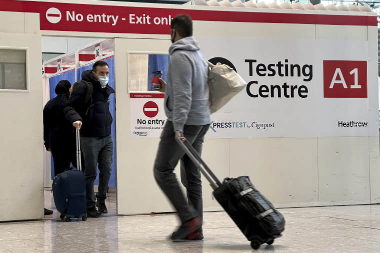 Pasajeros se someten a la prueba COVID-19 en un centro de pruebas del aeropuerto de Heathrow en Londres, el lunes 29 de noviembre de 2021.