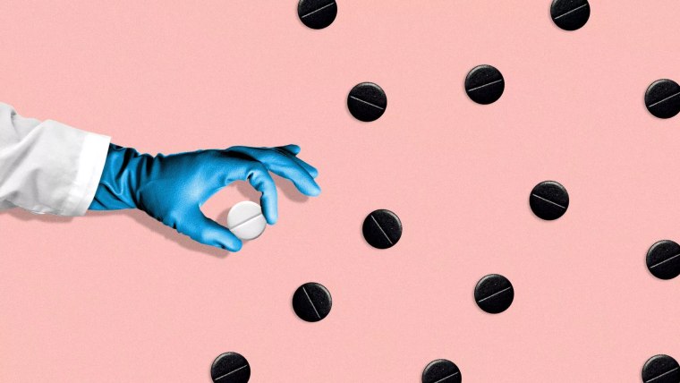 Ilustración de una mano con guante azul sosteniendo una píldora blanca y dejando de lado pastillas de otro color, en representación de la falta de diversidad de estudios y ensayos clínicos
